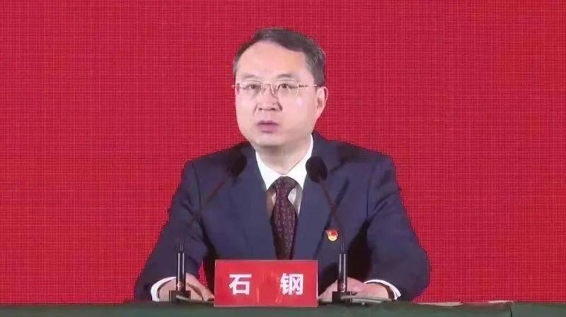 出生于1970年6月,2014年任丹巴县委副书记,县长,2016年任丹巴县委书记