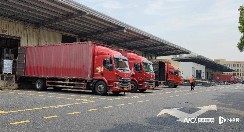浦东机场货运量回升至常态水平八成，逾八千人在岗封闭作业