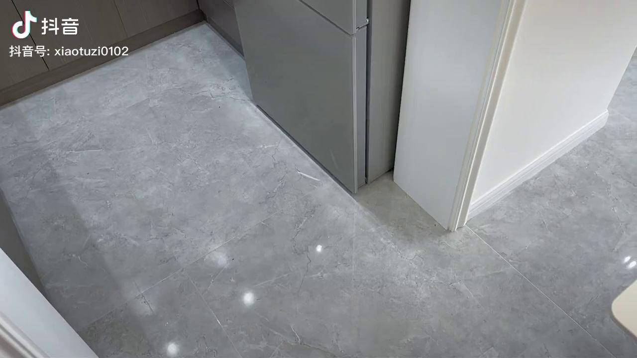 全屋地砖通铺一定预先排版,一缝到底,避开小砖,波导线过门石拼花造型