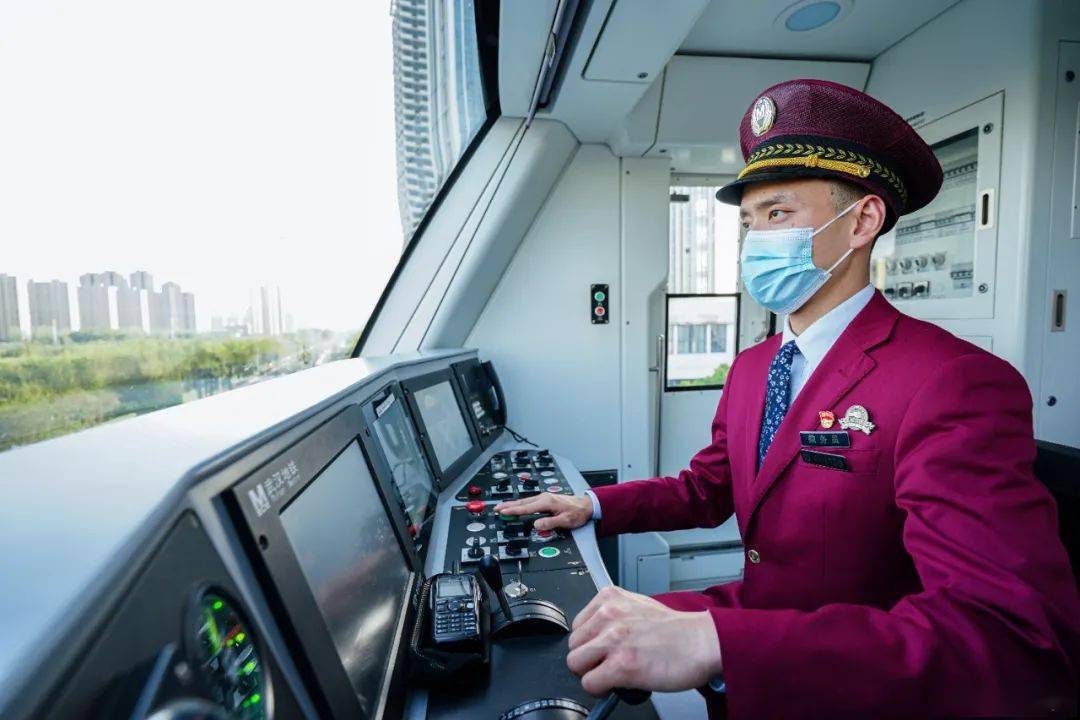 这对双胞胎武汉地铁司机,他们都是"铜手柄"!_李轲_周晨_列车