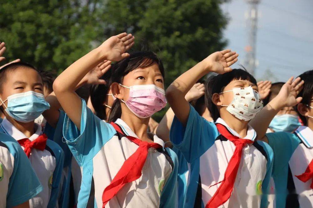 聚英学校小学部举行强化规范管理建设文明校园升旗仪式