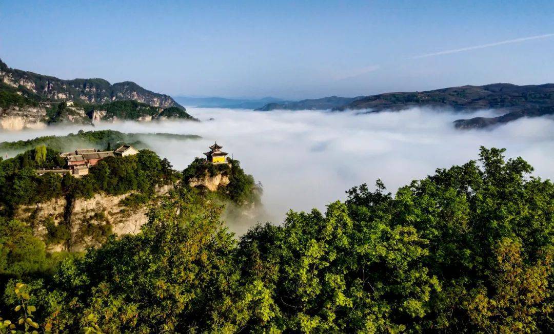 浅夏崆峒山蓝天白云万物蓬勃