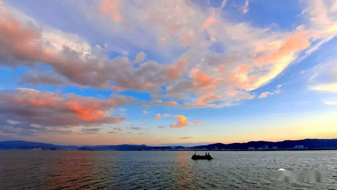 夏日,每当夕阳西下,云南省玉溪市通海县杞麓湖岸铺景叠秀,落日余晖将