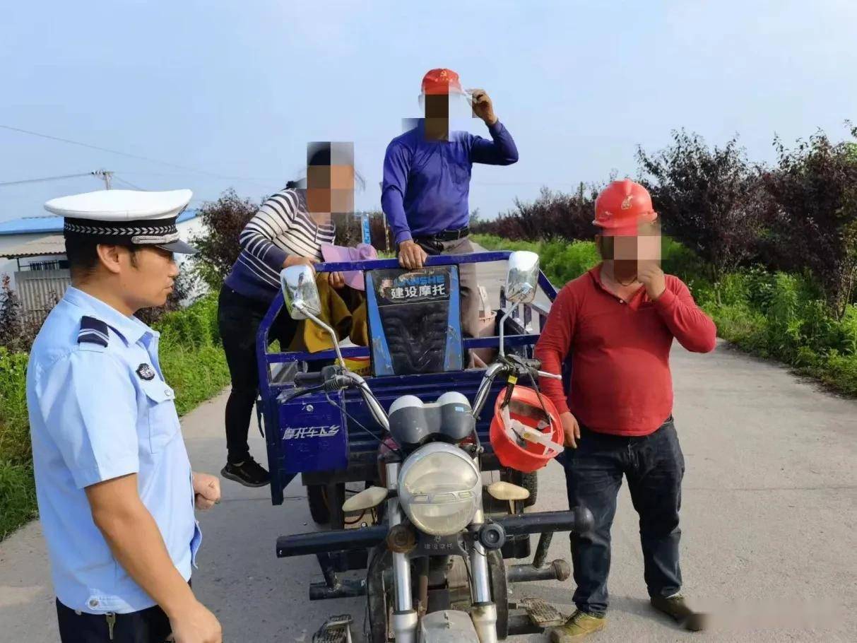 澧县交警连查10余起农用车违法载人行为_乘车人_人民_渡口