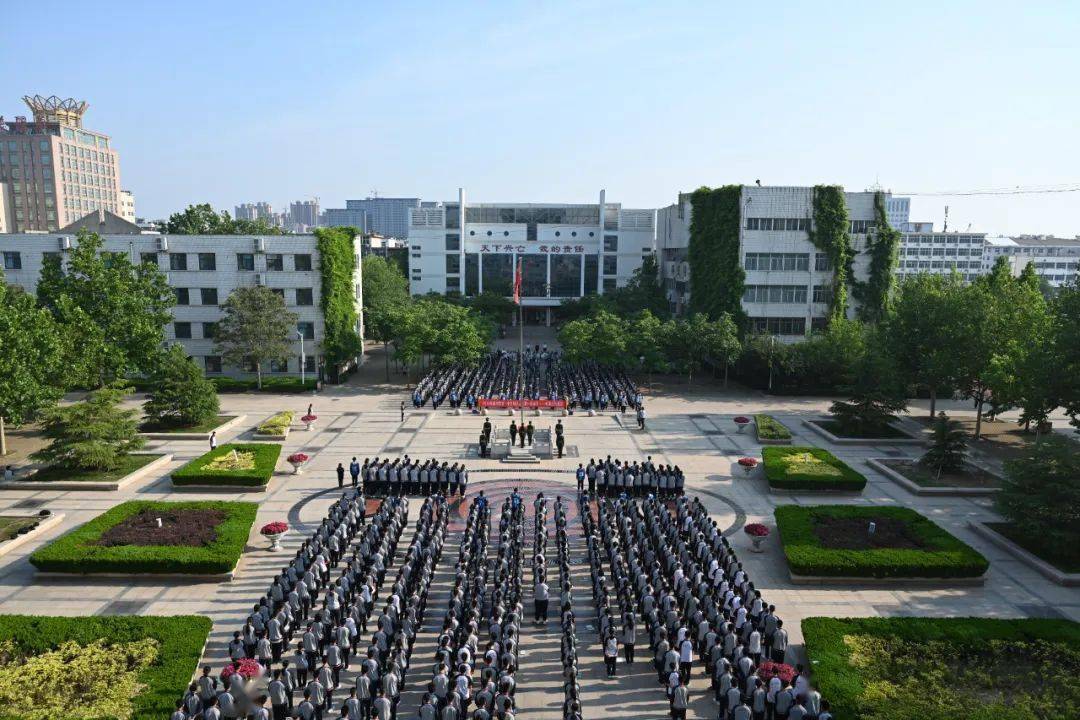 德州一中老校区开展扣好人生第一粒扣子传承红色精神主题升旗仪式活动