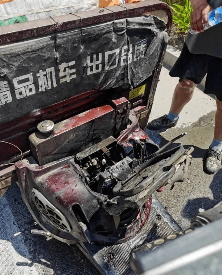 救命东阿农用三轮车突然起火火势猛烈幸好这四人路过了