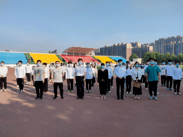 齐越传媒学院举行升国旗仪式