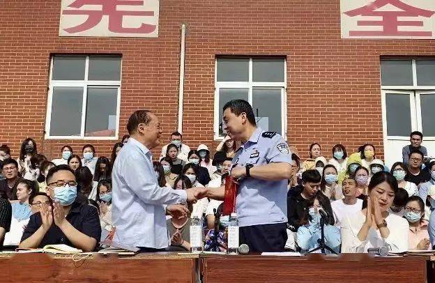 首先,永威学校校长蔡林森为沁阳市公安局太行派出所所长徐学栋颁发了