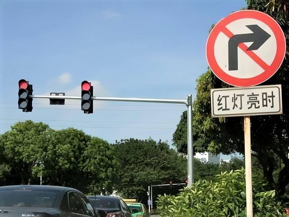 泥头车闯红灯闹乌龙网友议论纷纷交警明察秋毫还原真相