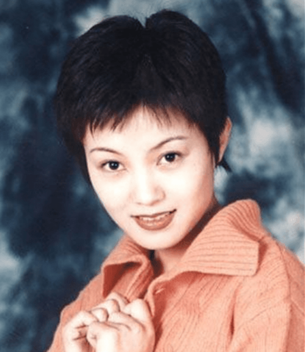 谢雨欣当时的名字还叫刘晓梅,是个在歌厅驻唱的小歌手.