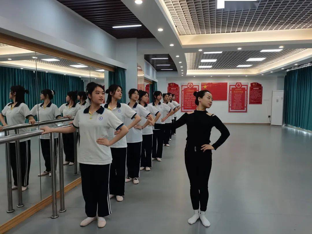 江门技师学院校服图片