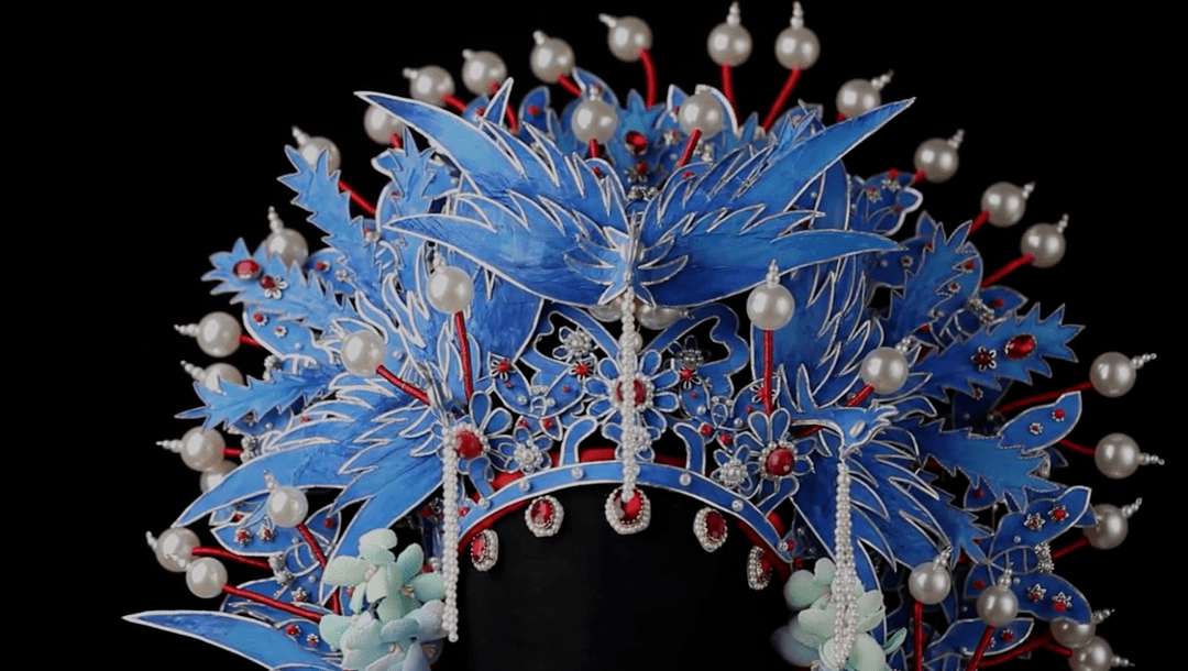 经过13天,18个易拉罐华丽变身为京剧凤冠.