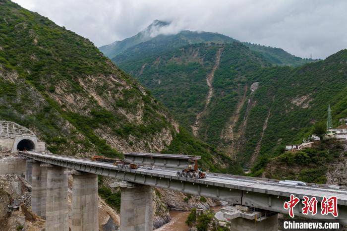 实地探访加紧建设的成昆铁路复线峨眉至冕宁段