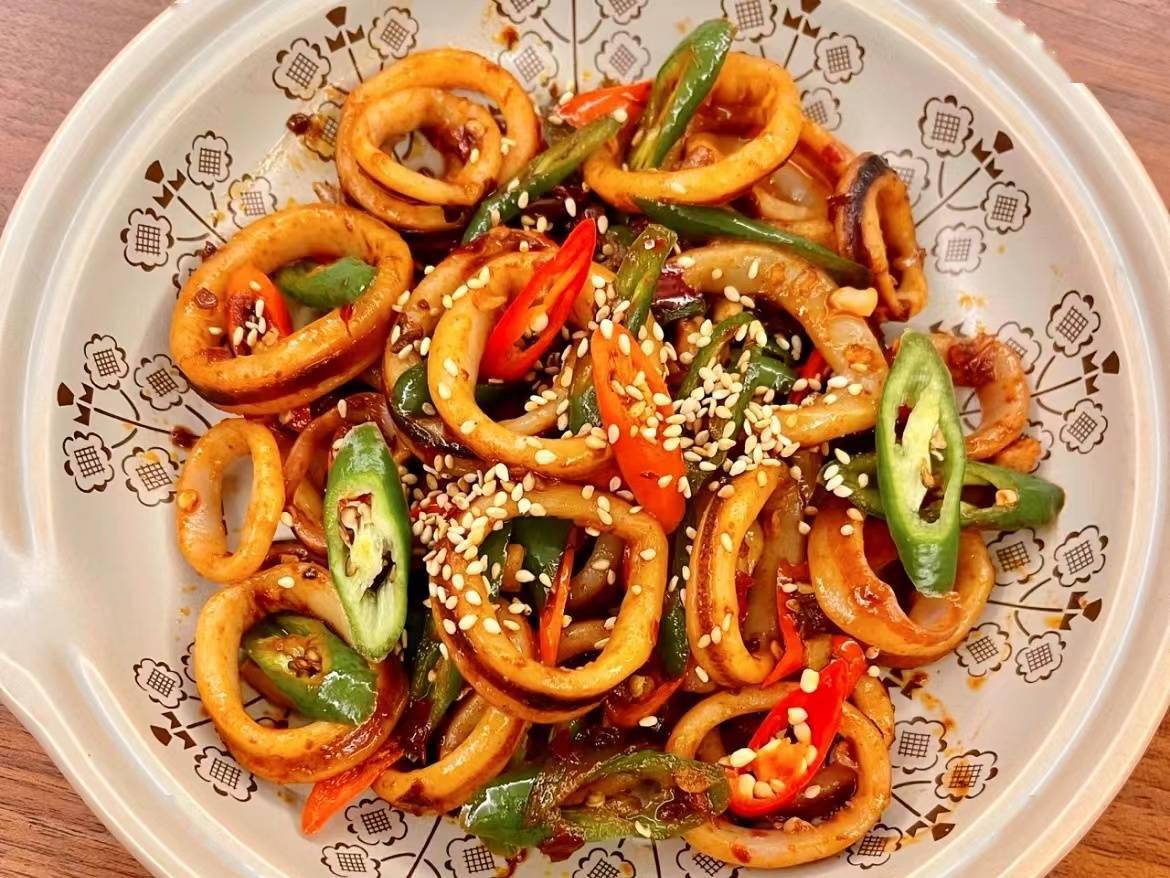 【香辣鱿鱼圈】-食材以及调味料的准备:鱿鱼,青红椒,葱蒜,豆瓣酱,孜然