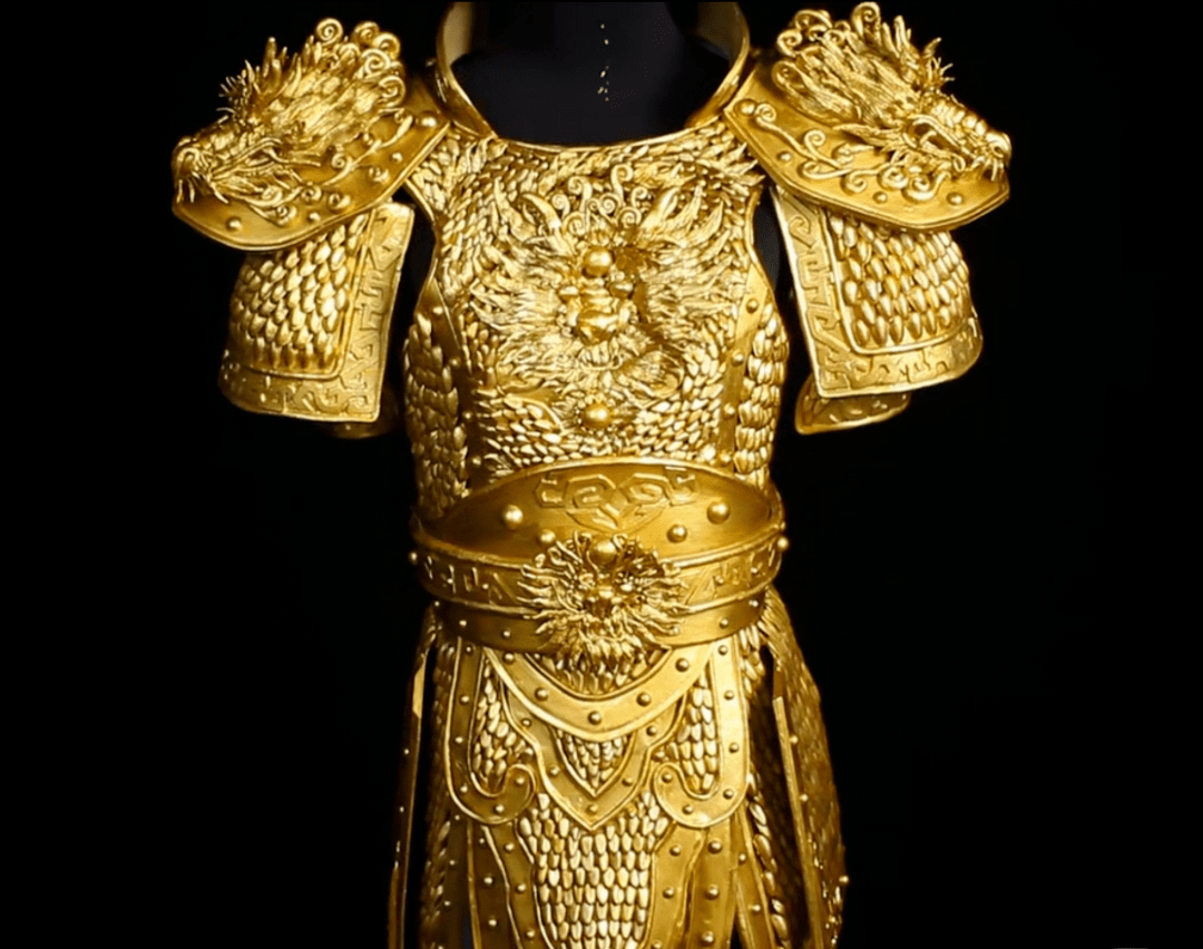 这件龙纹黄金战甲是雁鸿在今年初发布的作品.她开辟出了新领域.
