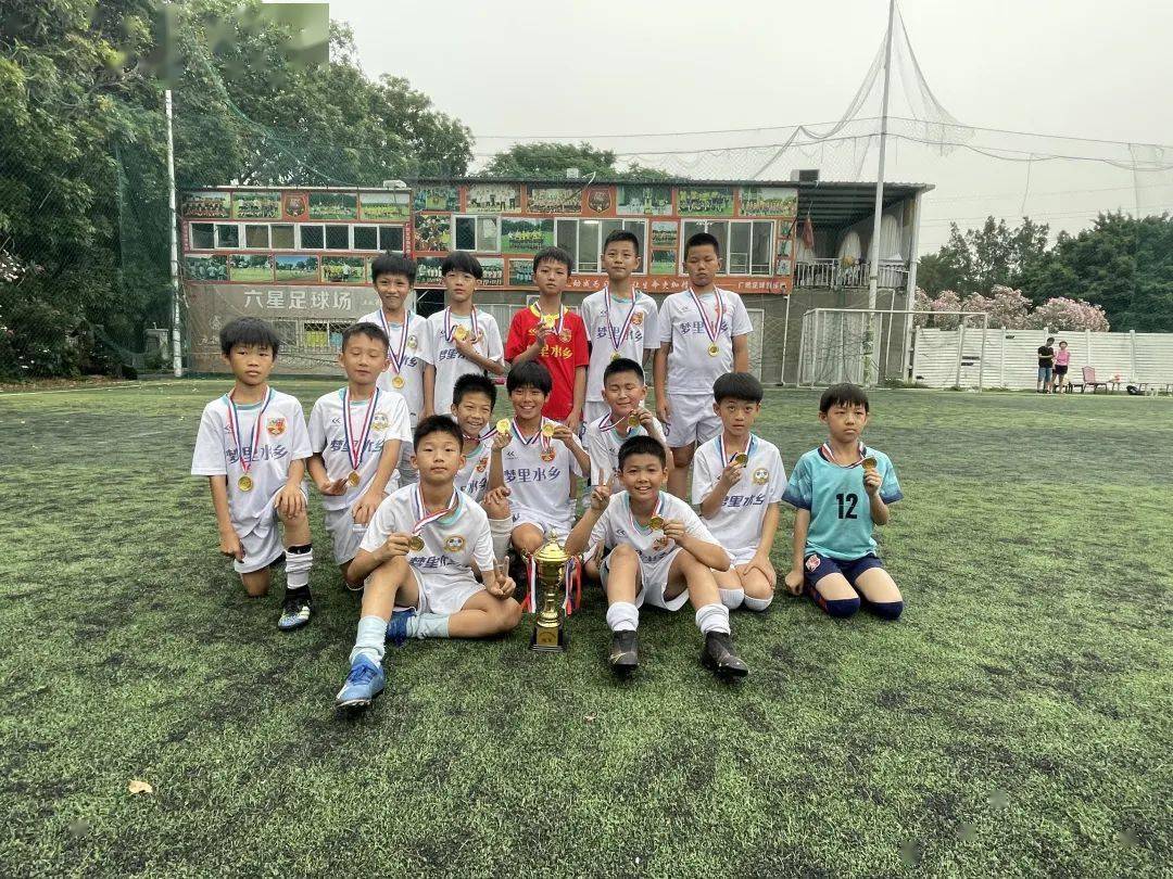 绿欣夺冠,旗小居亚!里水足球小将横扫南海区学生足球联赛!
