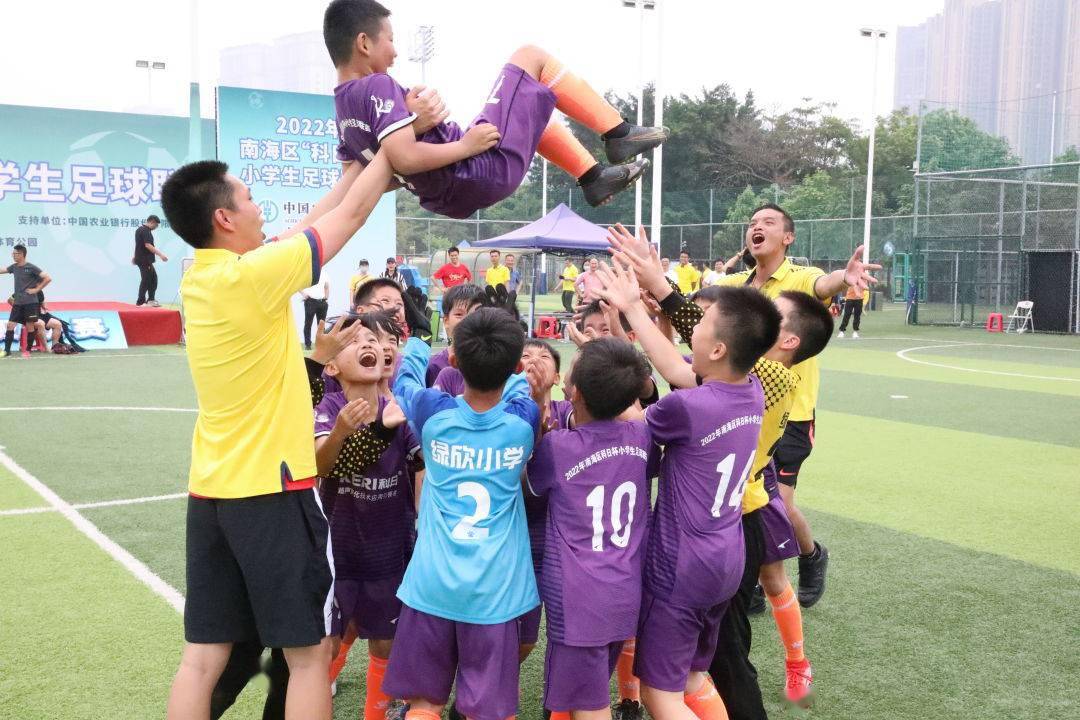 绿欣夺冠,旗小居亚!里水足球小将横扫南海区学生足球联赛!