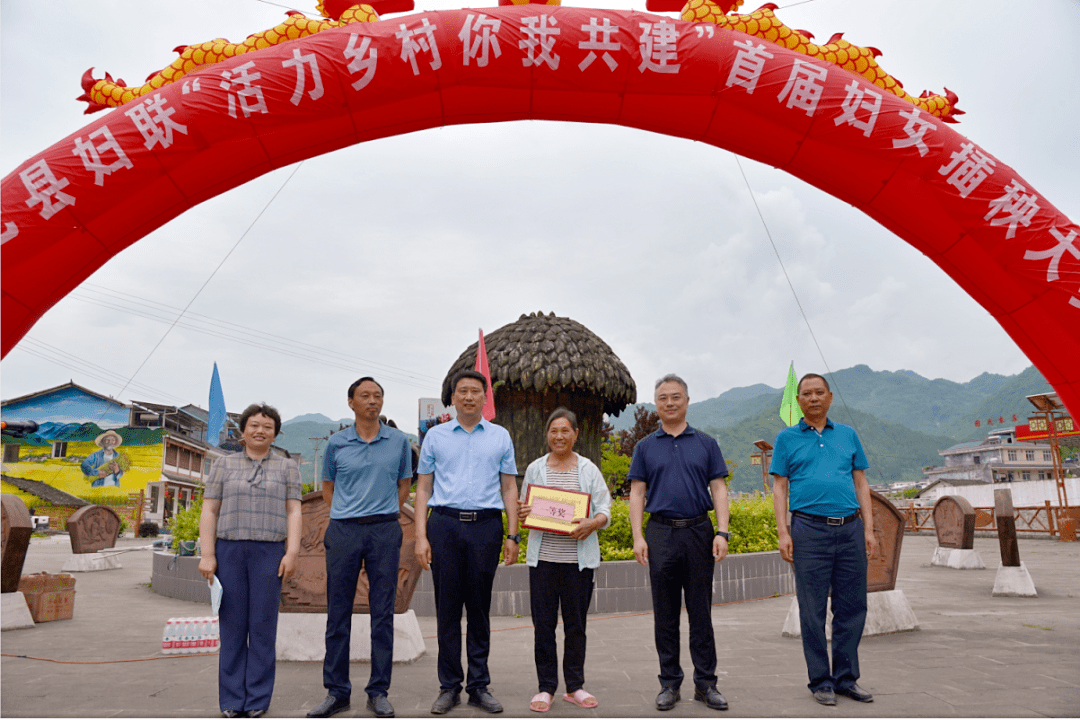 镇巴:五月里来好风光,巾帼插秧比赛忙_张林明_妇女_大赛