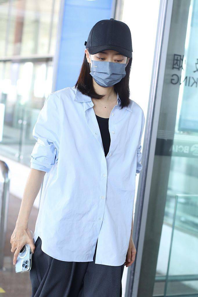 张小斐穿浅蓝色衬衫搭配黑色阔腿裤 清爽知性_斐戴_机场_风景线