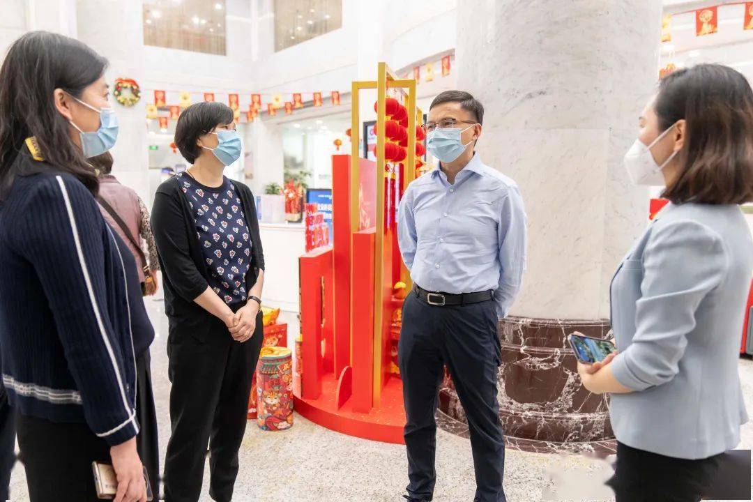 缪京先后来到工行崇明支行,城桥镇社区事务受理服务中心和区行政办公