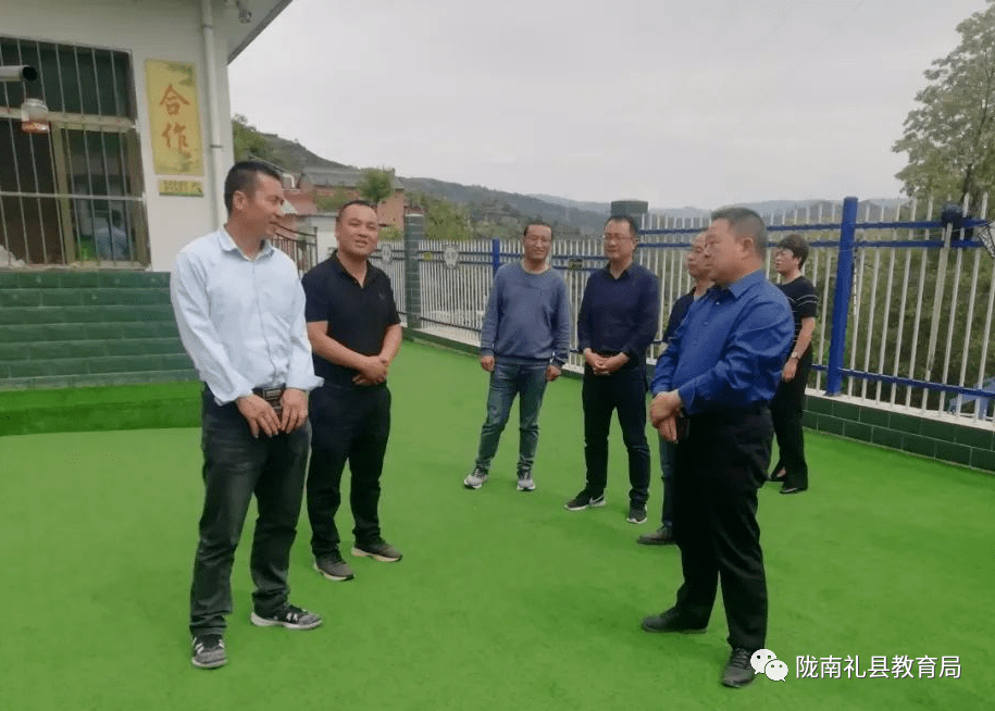 马驰在沙金桥头等学区调研指导小规模学校工作
