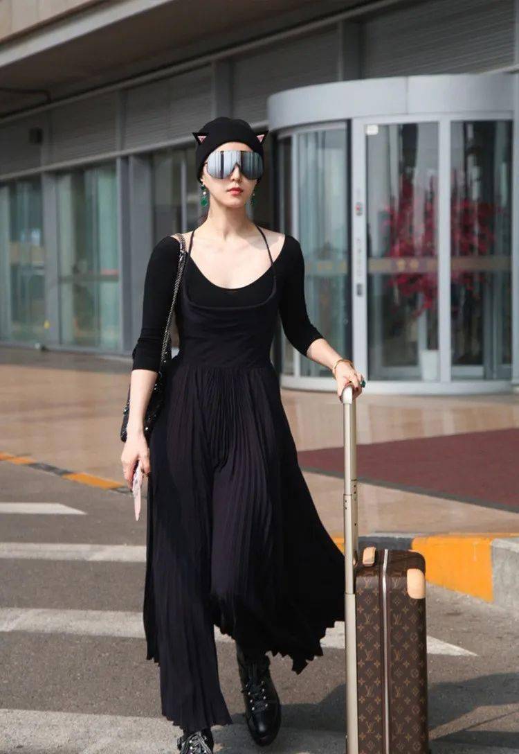 范冰冰生图真抗打就算是穿一身朴素黑裙也依旧美得光彩照人