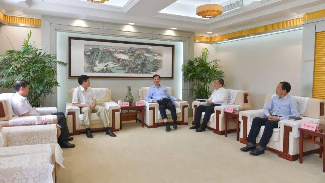 黄晓武与安徽财经大学党委书记虞宝桃举行工作座谈