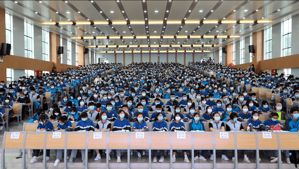 期间,黎平一中还为宣讲老师颁发了"黎平县第一民族中学法治副校长"