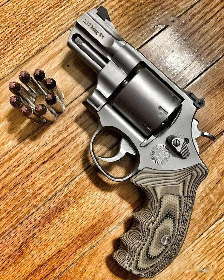 转轮手枪美图一脸憨厚满满安全感的胖大叔