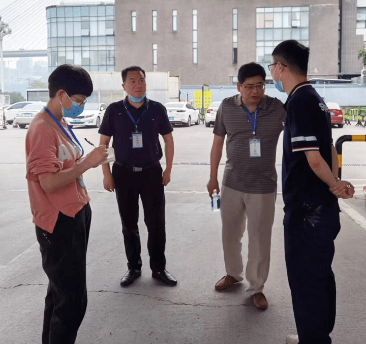 检查指导辖区安全生产工作弹子石街道党工委书记黄良谋5月23日上午