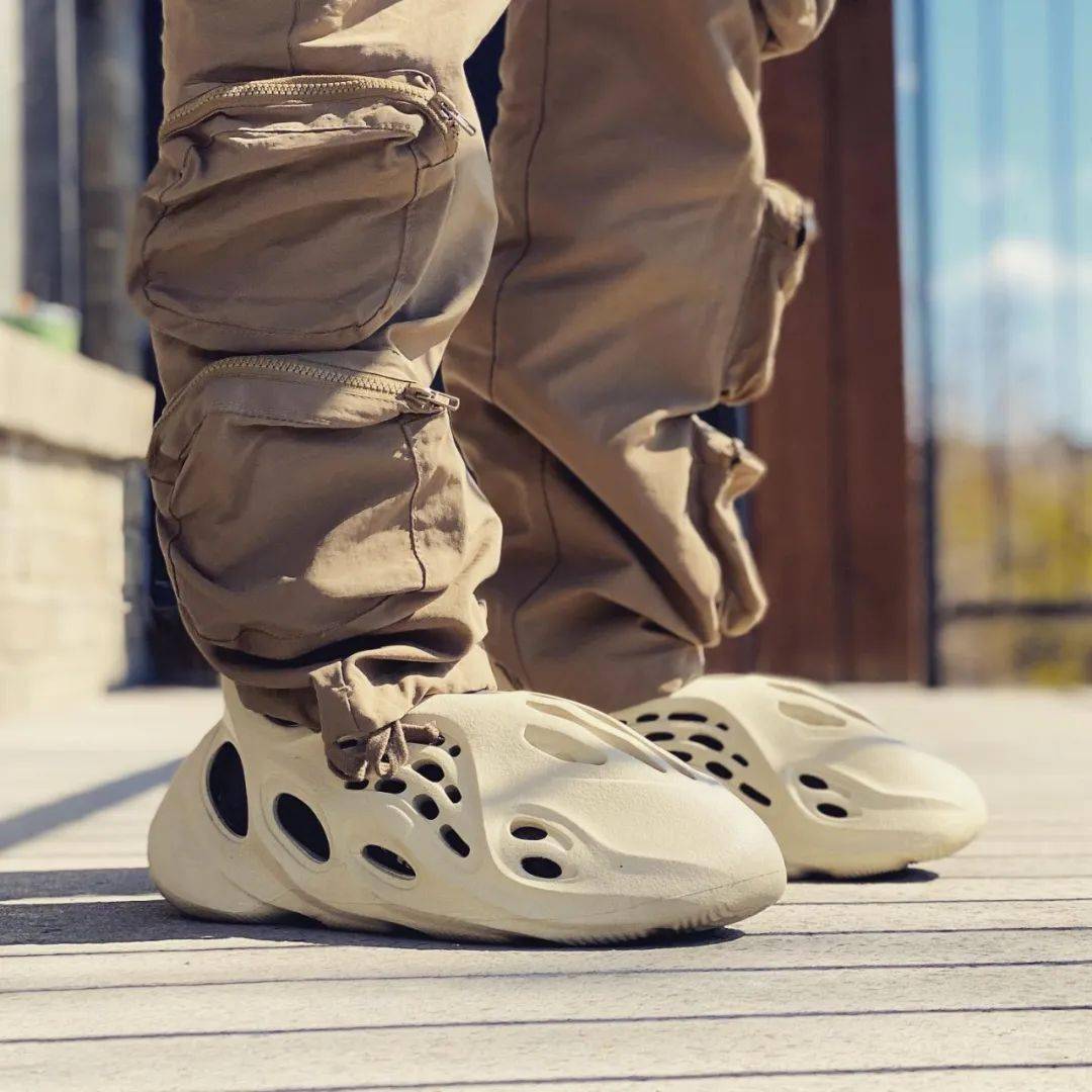 yeezy洞洞鞋热门配色下月补货2款foamrunner即将同步发售