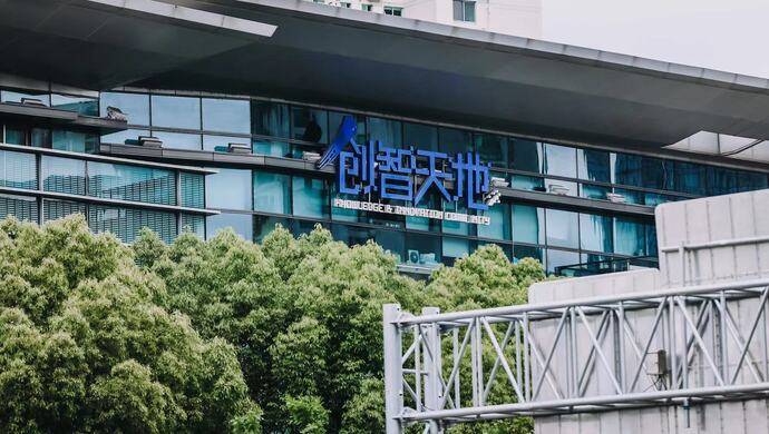 一辆货车停到7号楼下,几名年轻人开始往写字楼里搬行李—创智天地