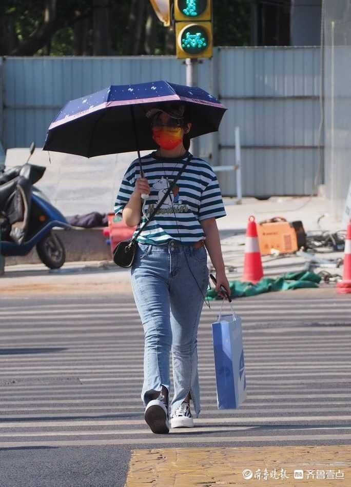组图丨济南35℃高温来袭，行人防晒衣遮阳伞成标配_周青_冷风_晴空万里