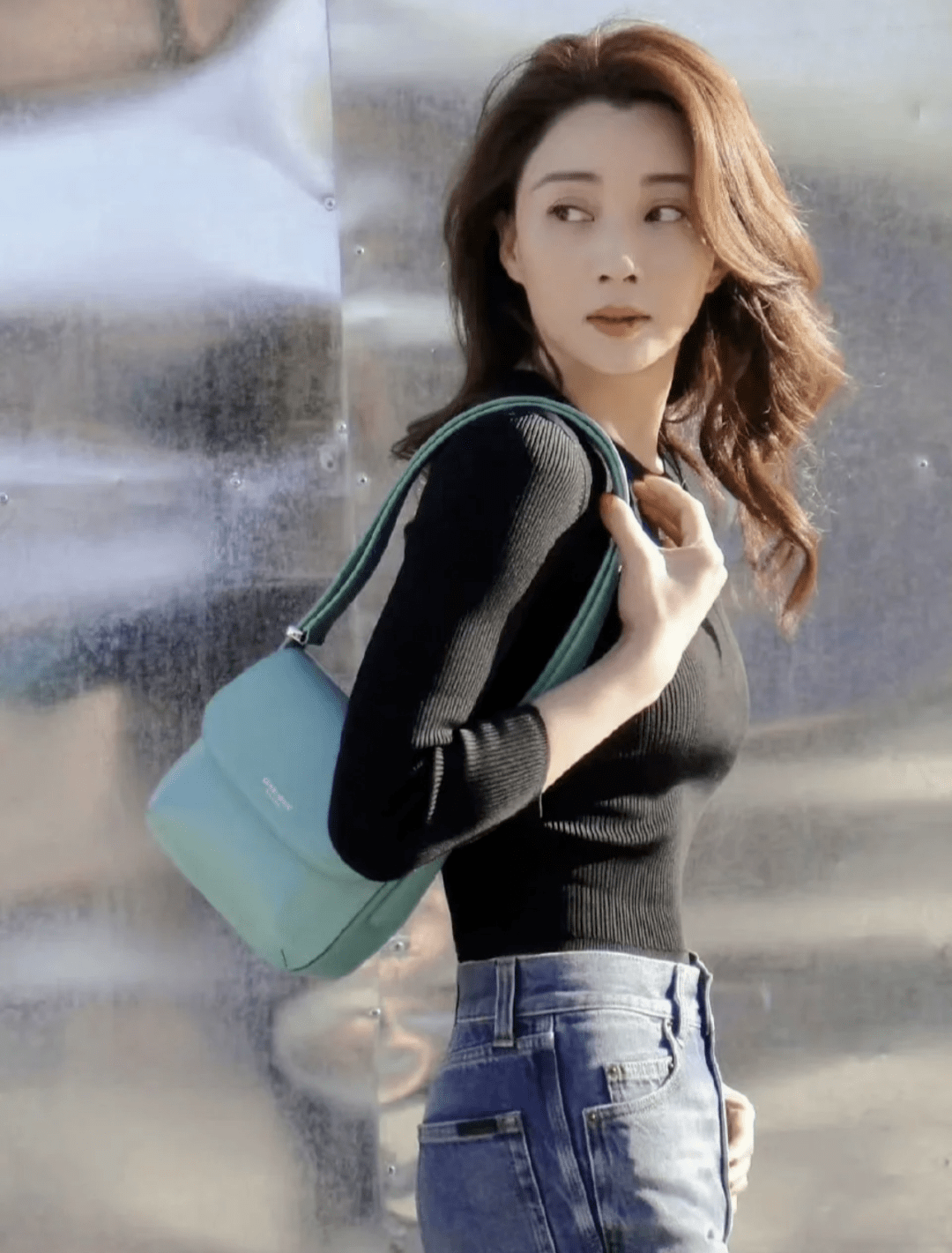 殷桃43岁了短上衣牛仔裤高级又减龄显小10岁