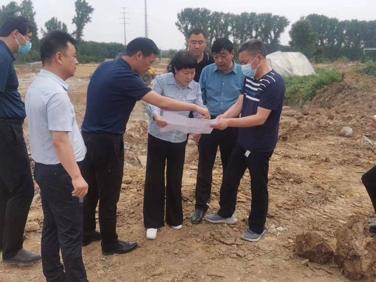 5月27日,唐河县委常委,常务副县长刁晓英,开发区管委会主任范泽平在