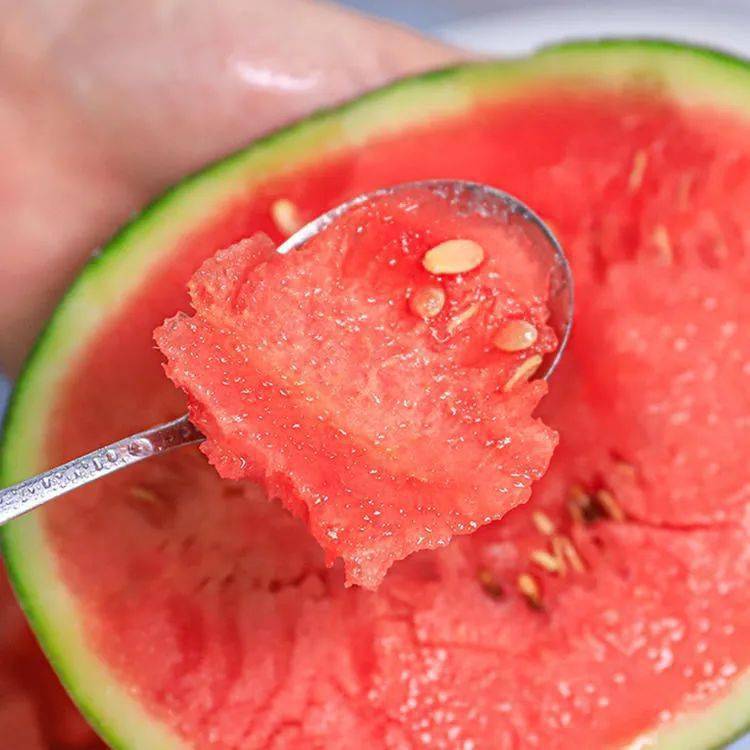 朋友都能吃得开开心心的哟～甜到心里～绿色的果皮包裹着鲜红色的果肉