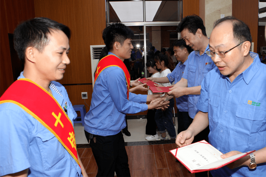 海南矿业举办志愿服务队授旗十佳青年表彰仪式暨青年歌唱比赛