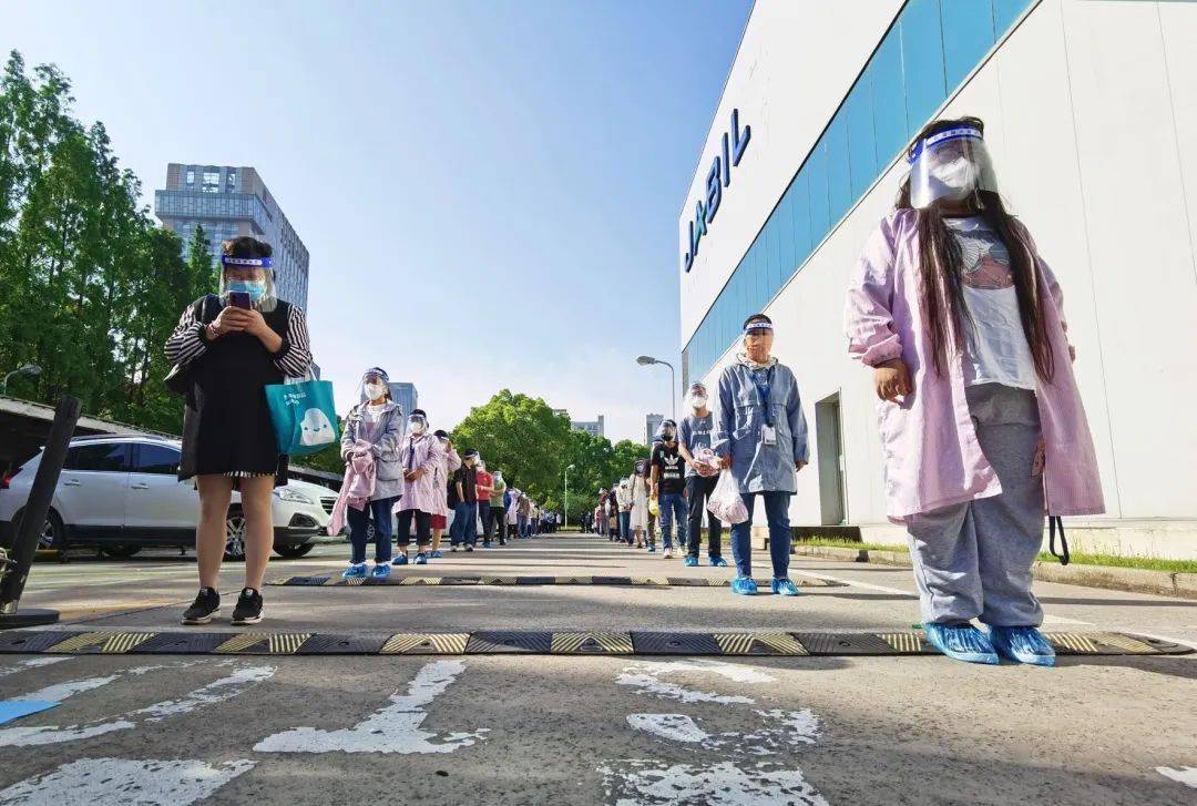 员工到来的仓库管理员卢颖非常激动,作为5月2日首批复工的捷普员工,她