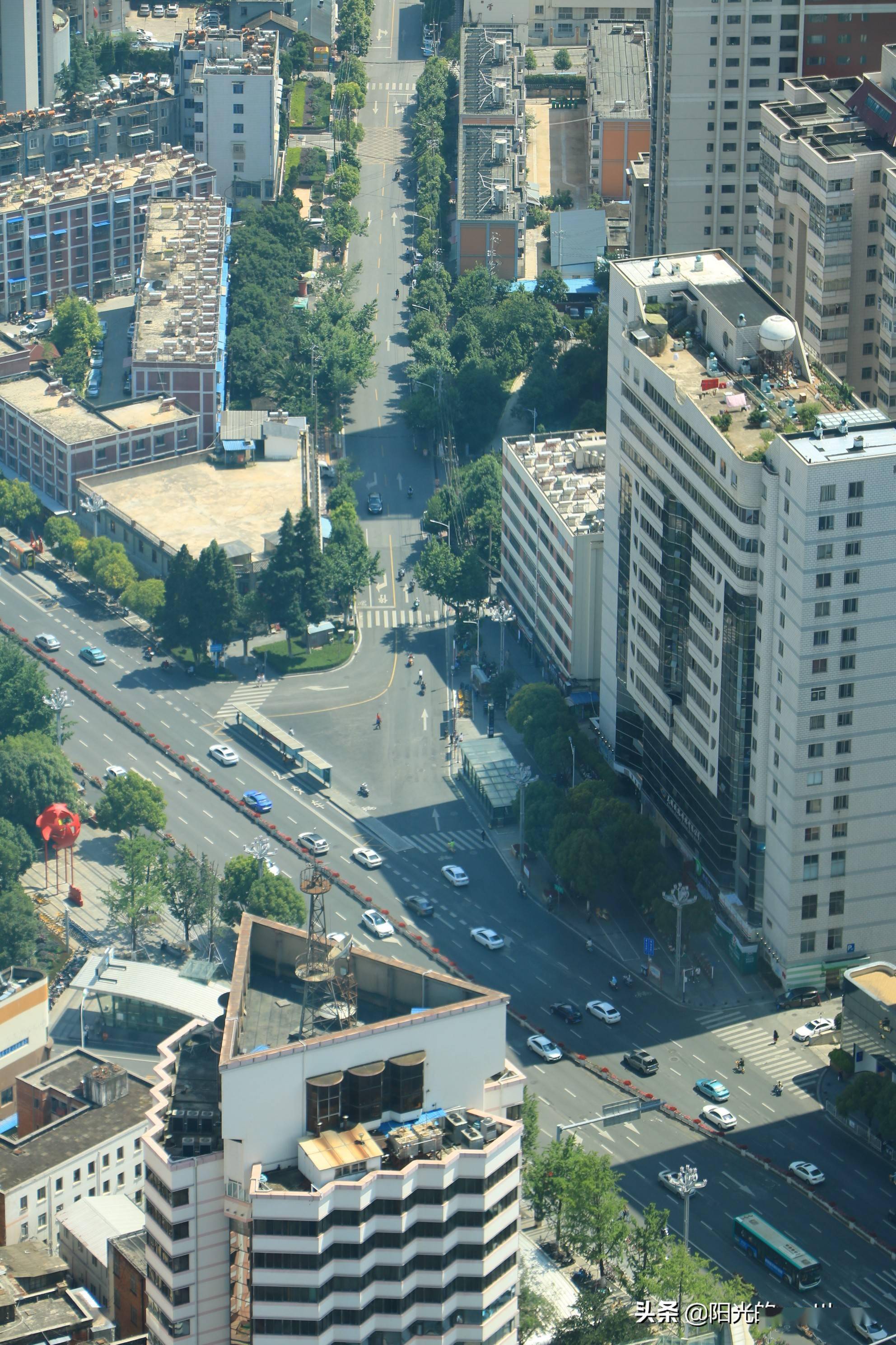 在昆明最高地标俯瞰城市风景,举目远眺城市风景美