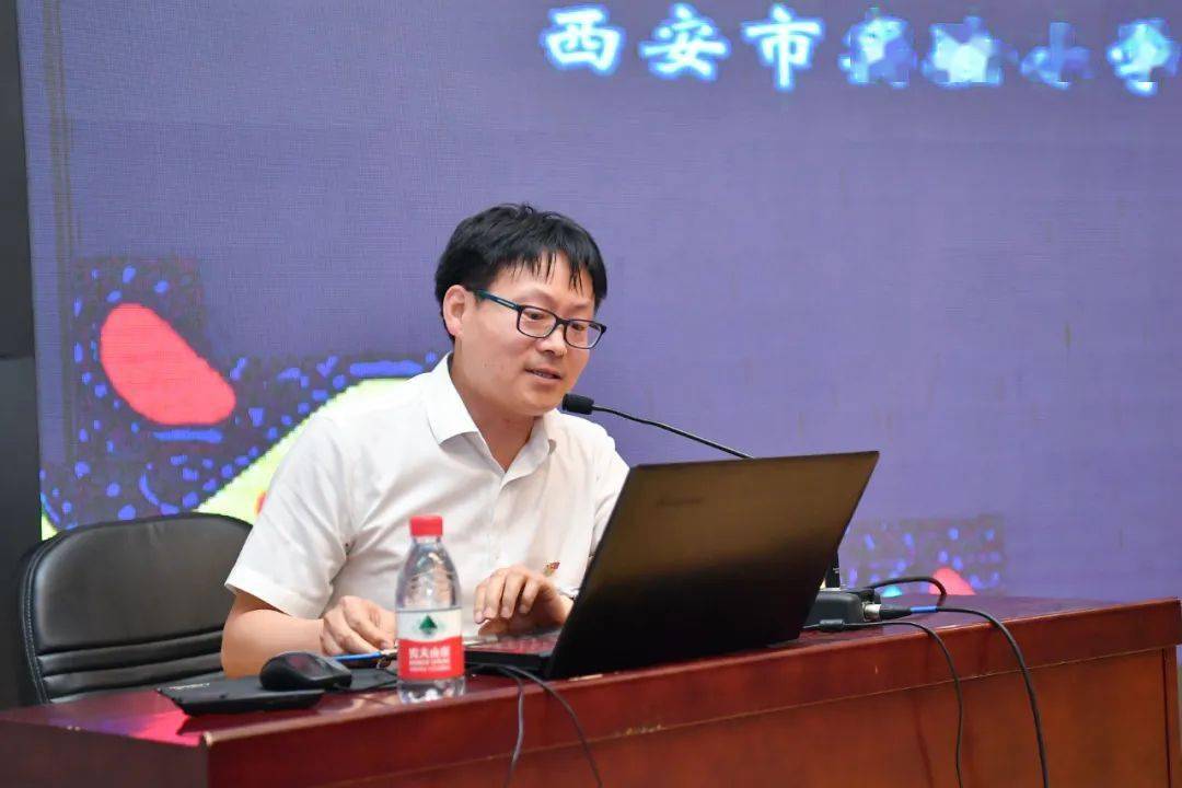 西安市实验小学刘刚副校长以《以德育德 成人成才》为题,进行了一次幼