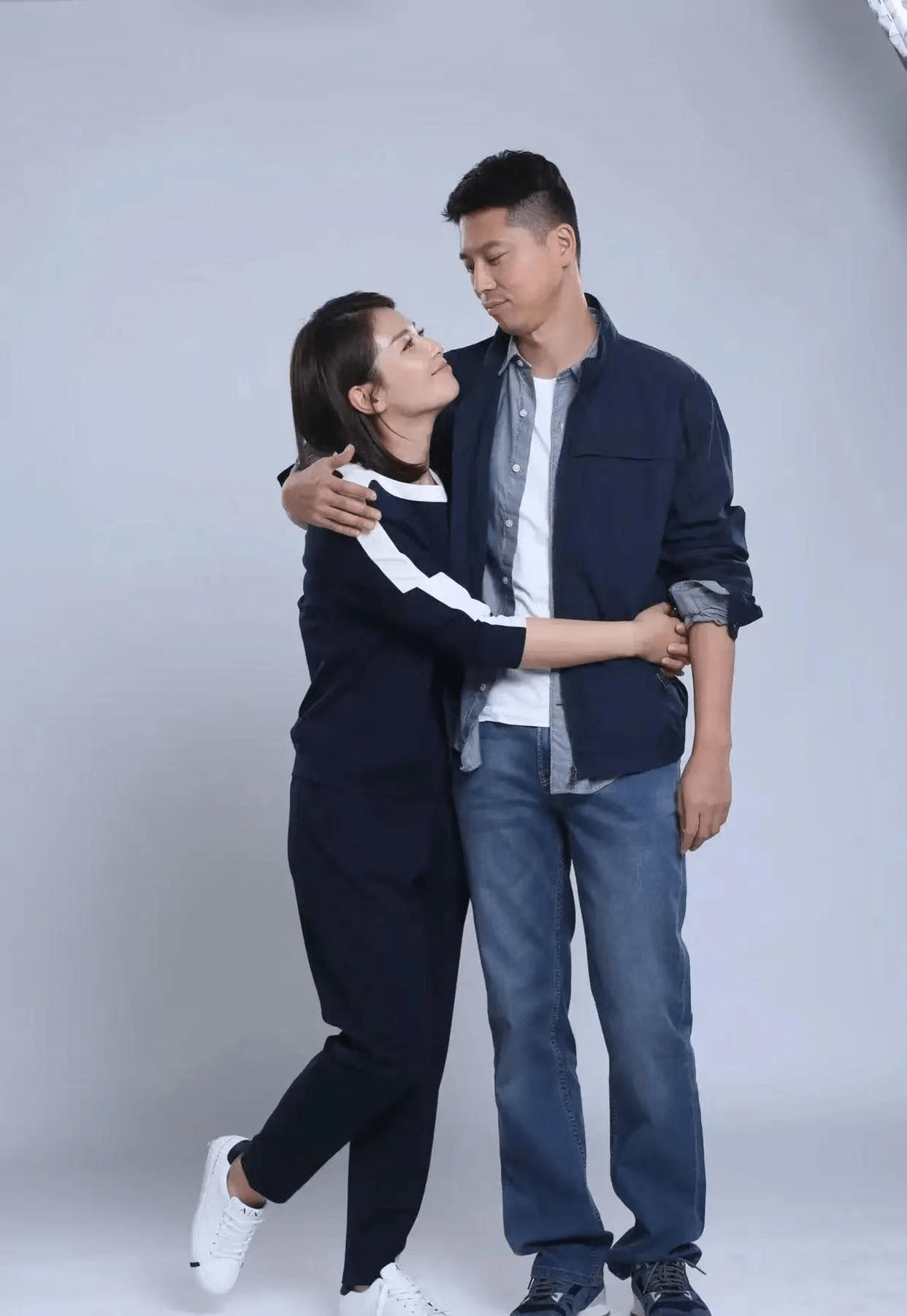 刘涛与老公罕见合体穿深色系衣服同框感觉年龄相差很多