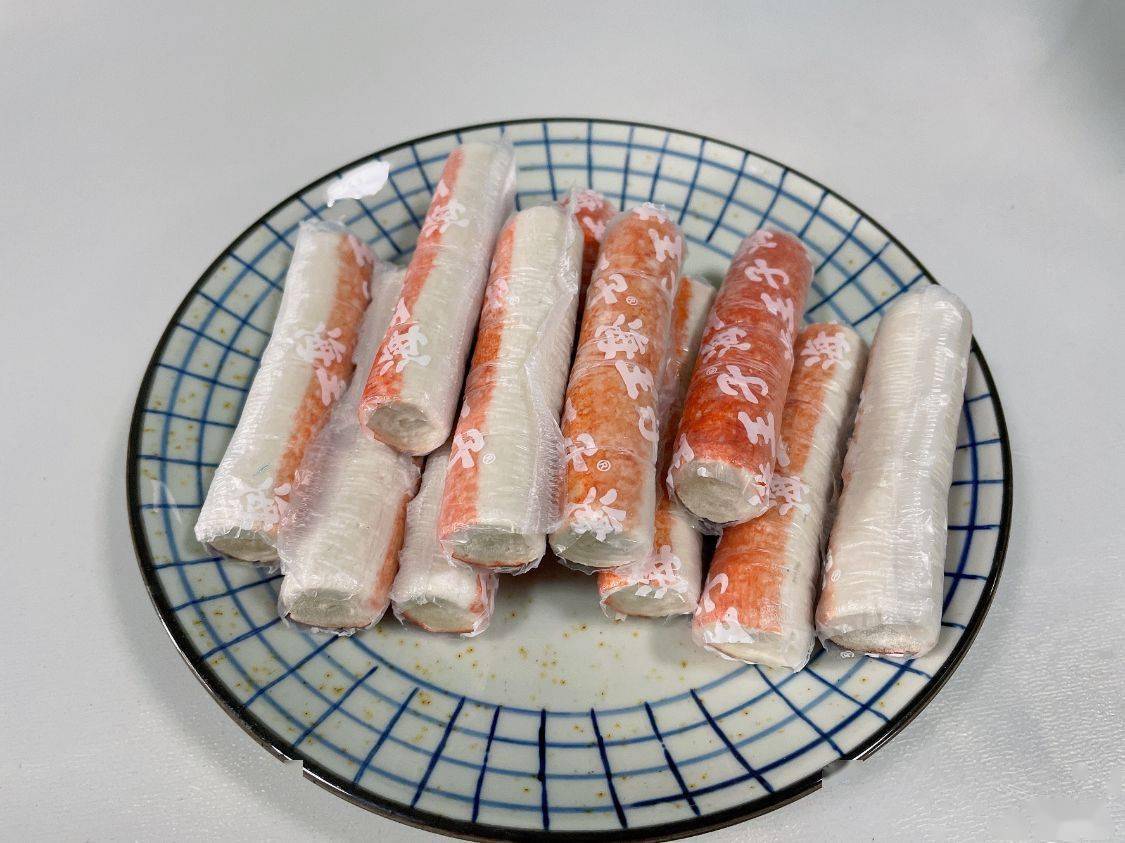 今天咱们不用蟹肉棒涮火锅,用它做一道小零食,鲜香酥脆,比薯片,虾条还