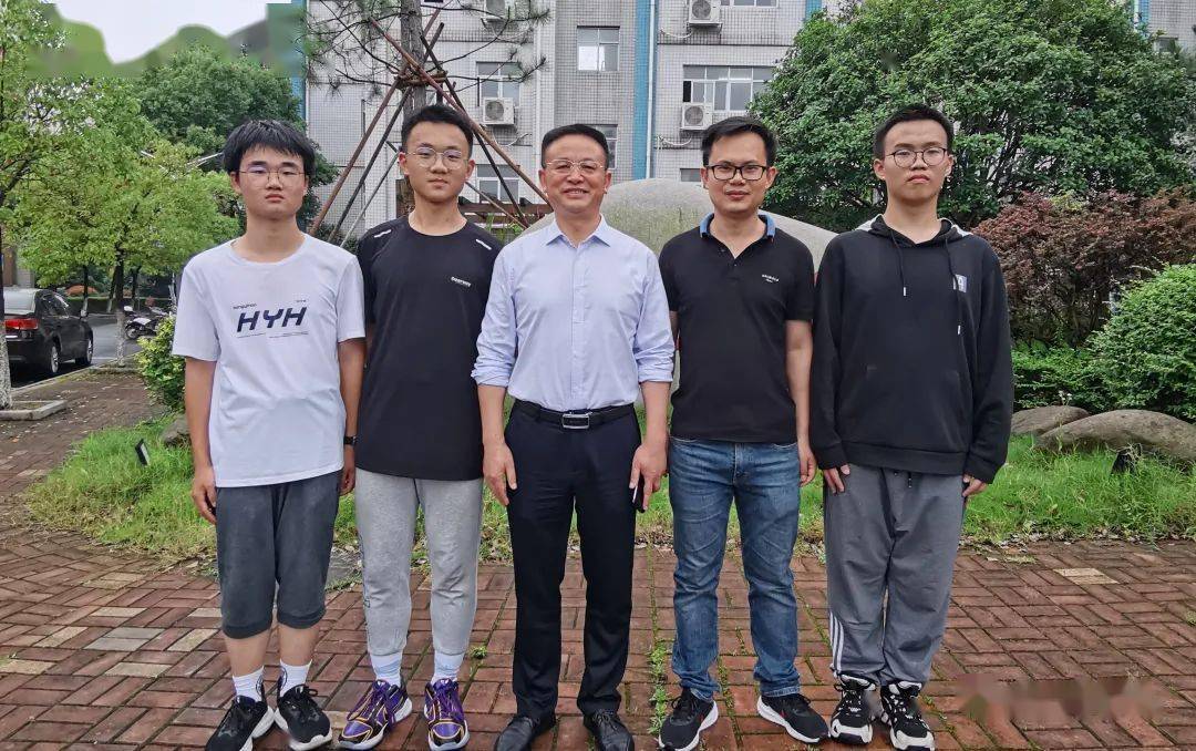 江西省首枚金牌高安中学学生荣获一金二铜