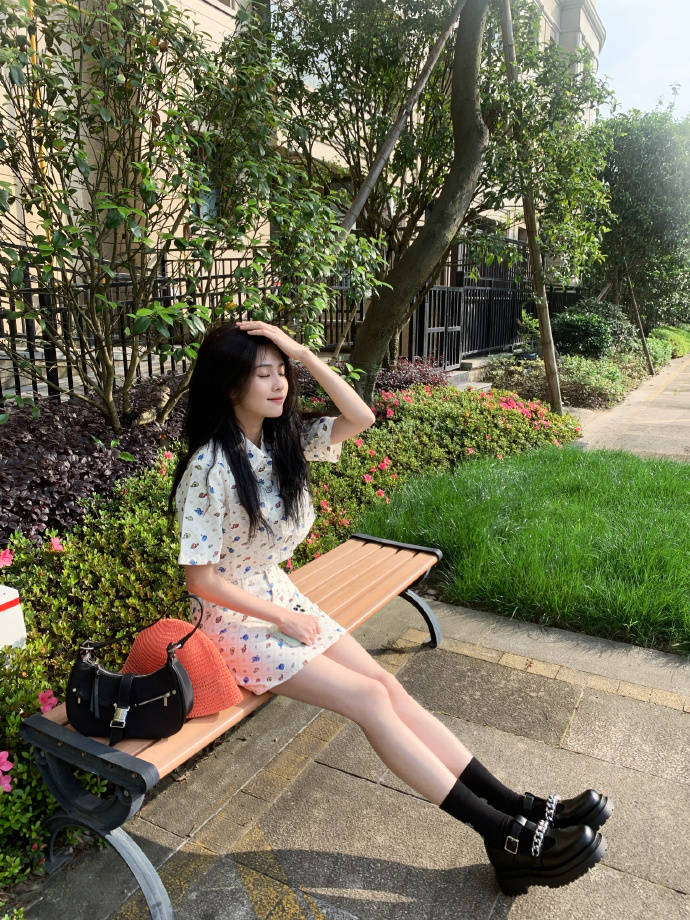 白鹿穿碎花裙双腿纤细 微微浅笑甜美又乖巧_白色_双腿_微微