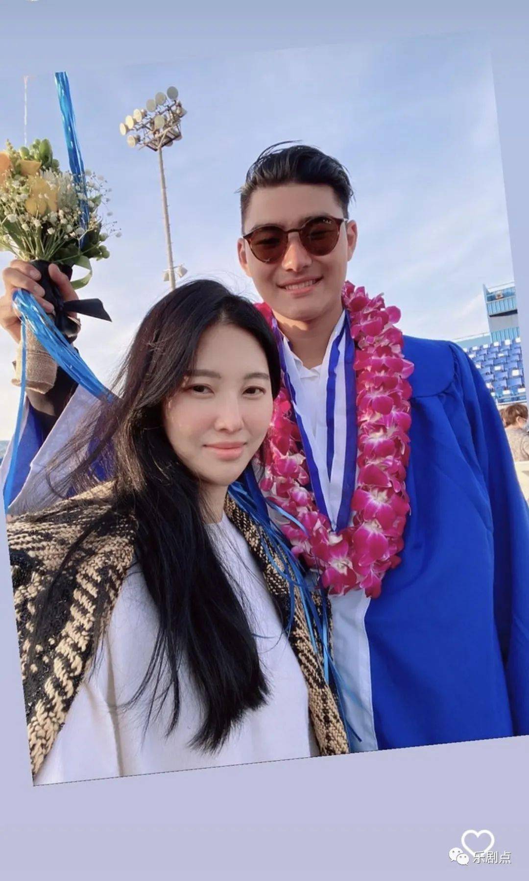 名媛孙莹莹出席儿子毕业典礼18岁儿子高大帅气母子合照像姐弟