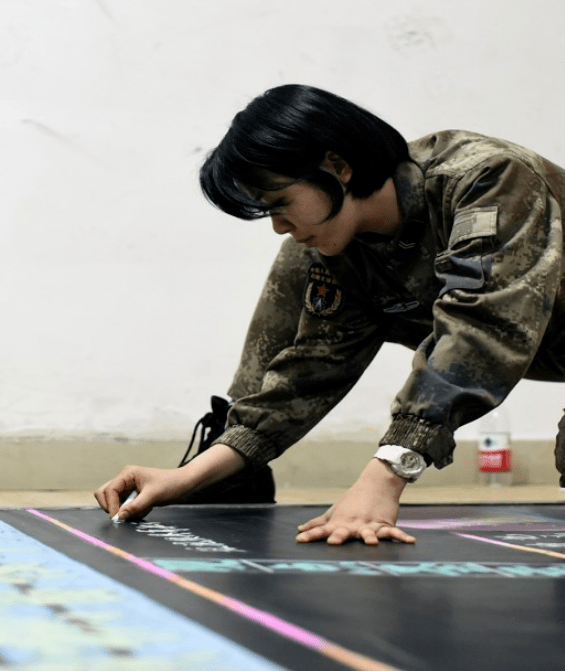 真飒呼和浩特一高校退伍大学生女兵成校园偶像