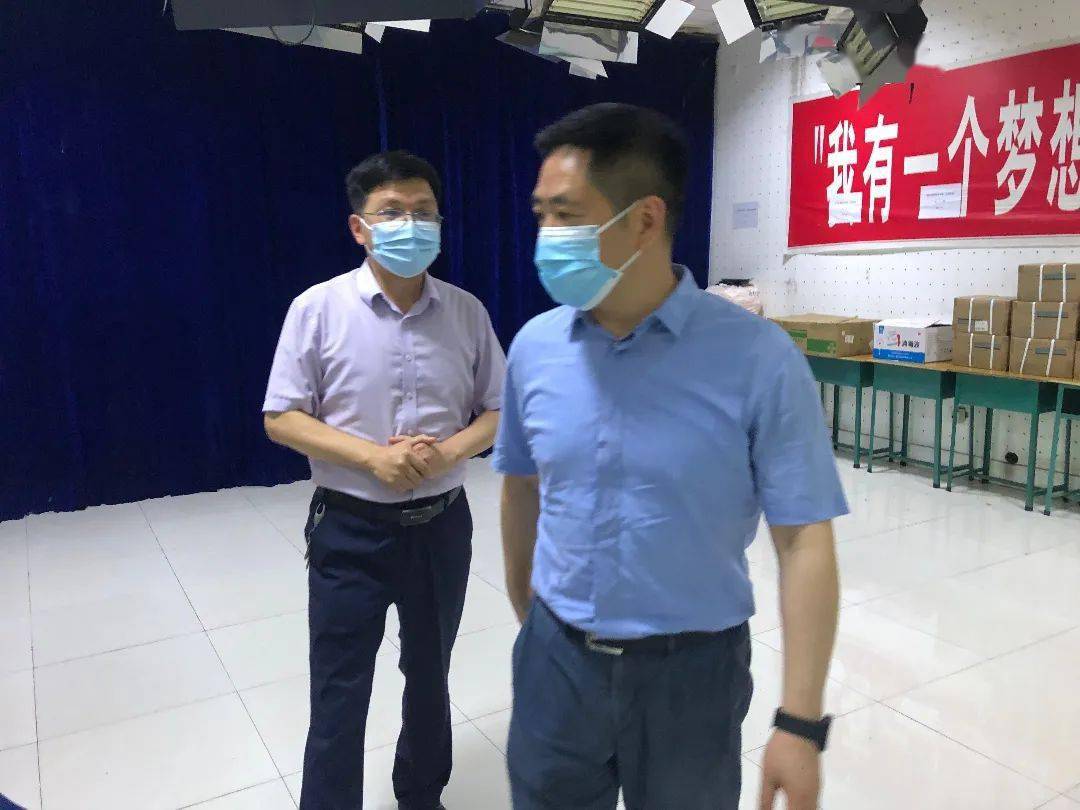 县长尹成平到南部中学检查指导高考准备工作_张晓彬_设备室_考生