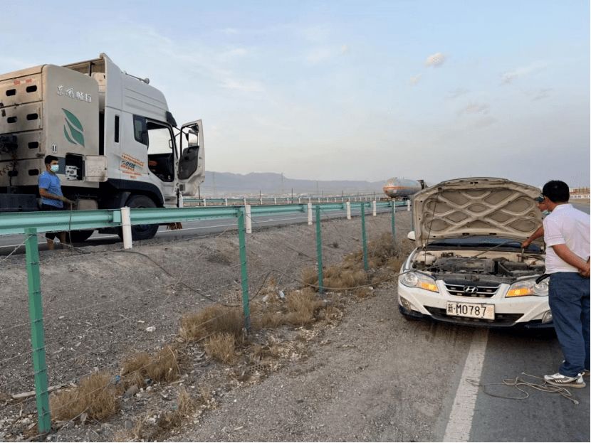 8905重型半挂牵引车从轮台前往库尔勒途中因为沿线的加气站"停气"检修