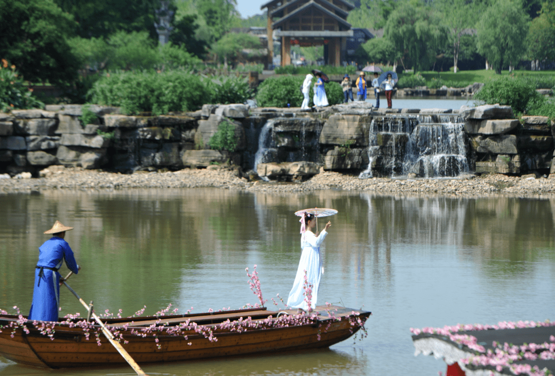 舉行劉禹錫,陶淵明和屈原扮演者誦讀《陋室銘》,《桃花源記》和《離騷