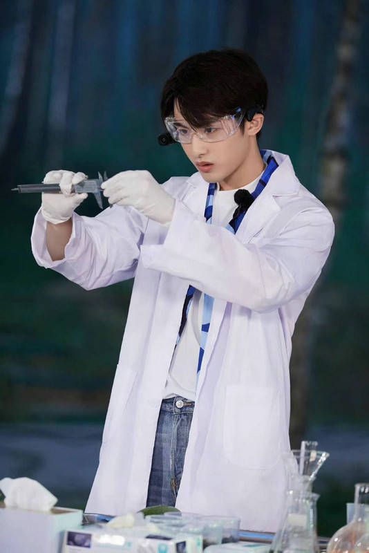 董思成《追星星的人》持续热播 海边"反套路"寻宝之旅欢笑连连